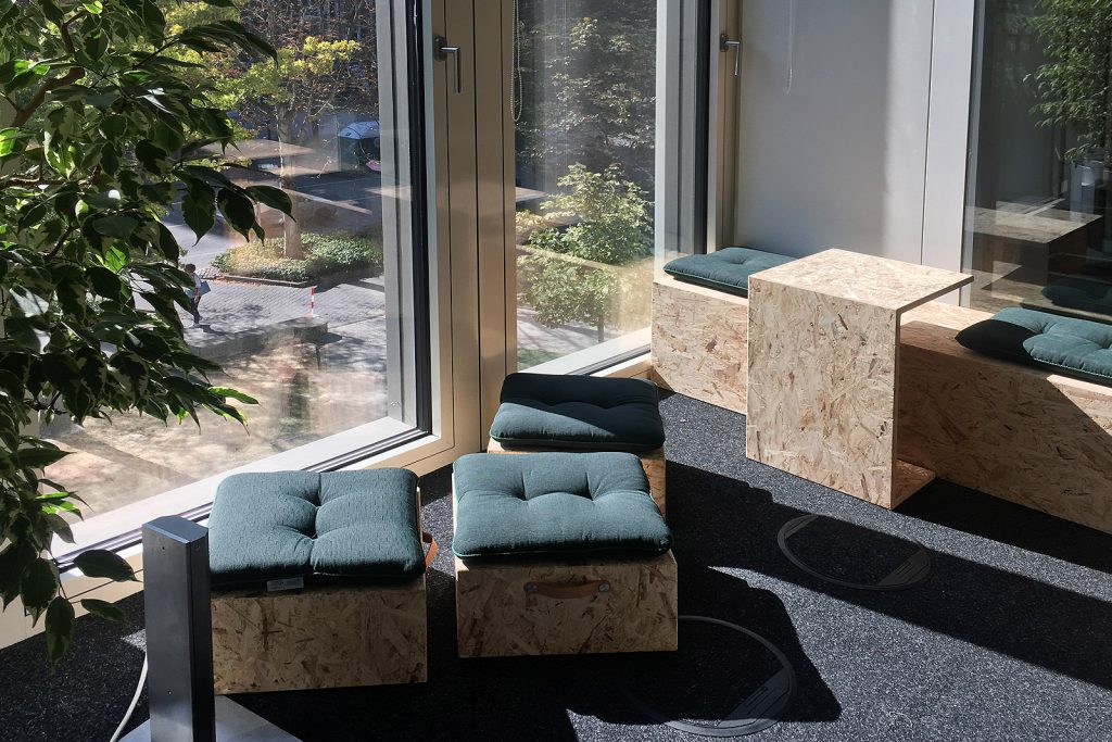 Kultig & gemütlich: Sitzecke aus Spanplatten, gefertigt von Schreinerei Mohr in Frankfurt