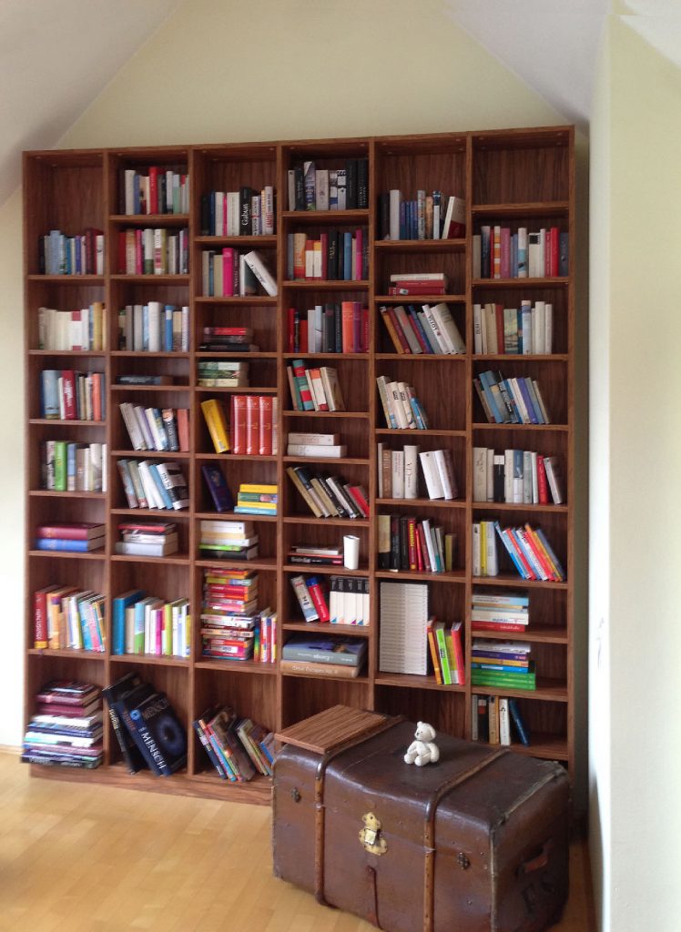 Einbaumöbel: Regalwand für Bücher